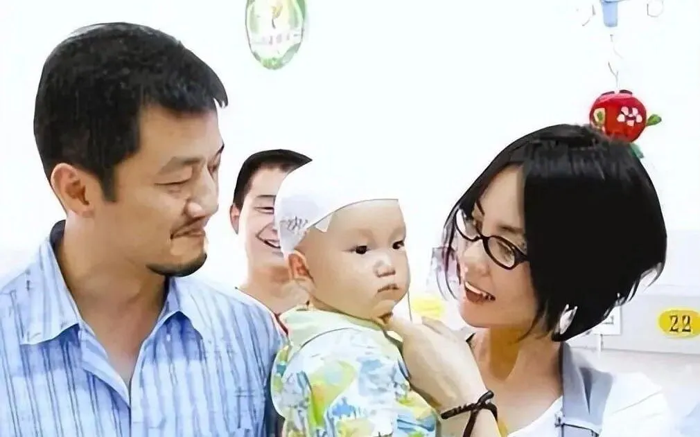 Lý Á Bằng và Vương Phi thăm các em nhỏ ở bệnh viện.