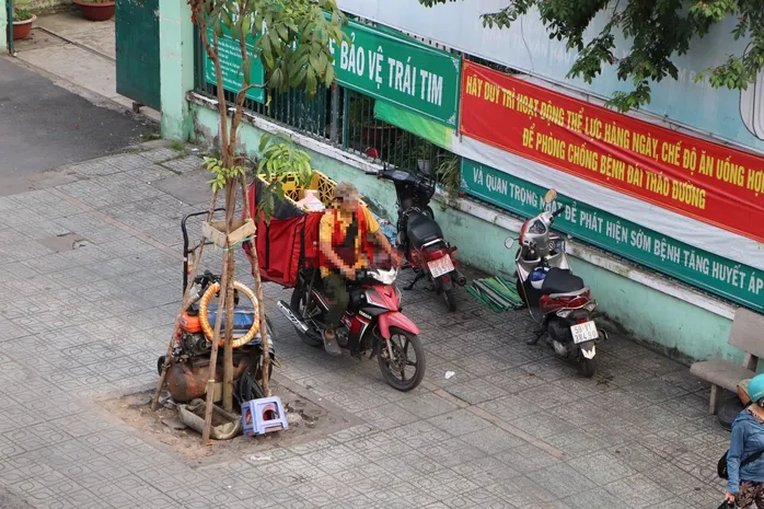 TP Hồ Ch&iacute; Minh tăng cường phạt nguội xe m&aacute;y đi tr&ecirc;n vỉa h&egrave; - Ảnh 1.