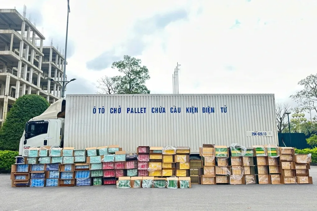 T&agrave;i xế xe tải bỏ chạy khi gặp cảnh s&aacute;t, lộ l&ocirc; thuốc l&aacute; lậu hơn 6 tỷ đồng- Ảnh 1.