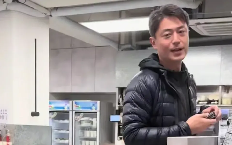 Hoắc Kiến Hoa thanh toán tiền khi gặp khán giả tại quán ăn.