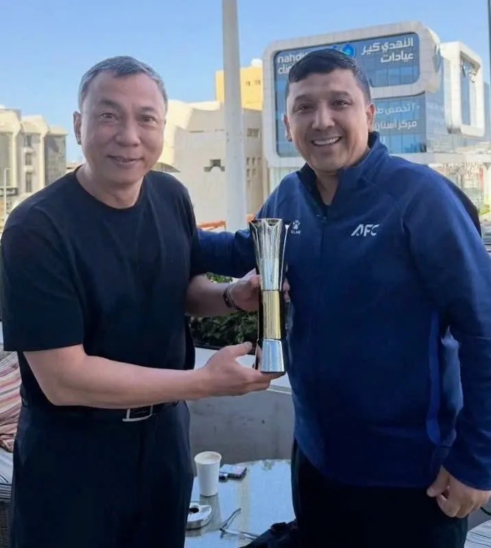 Chủ tịch VFF mang c&uacute;p Vua ph&aacute; lưới U23 ch&acirc;u &Aacute; 2026 về trao cho Nguyễn Đ&igrave;nh Bắc- Ảnh 1.