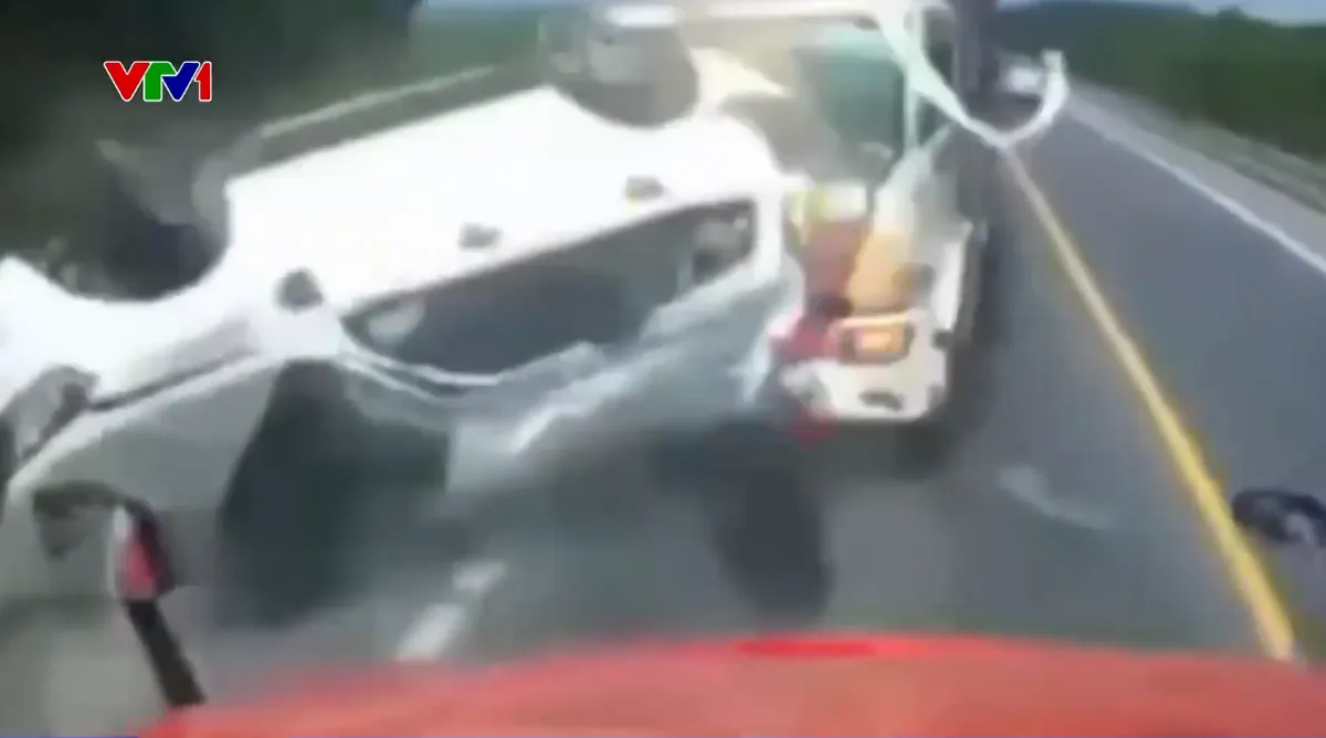 Nhập l&agrave;n v&agrave;o cao tốc như chỗ kh&ocirc;ng người, xe con bị container đ&acirc;m văng - Ảnh 1.
