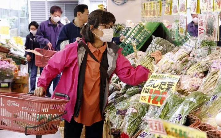 Người tiêu dùng mua sắm tại siêu thị ở Tokyo, Nhật Bản. (Ảnh: KYODO/TTXVN)