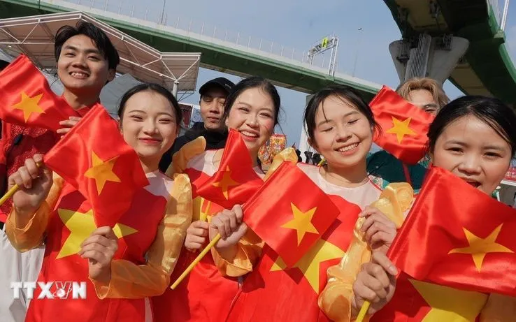 Thanh niên Việt Nam tại Osaka thể hiện tình cảm với quê hương và niềm tin vào Đảng. (Ảnh: Nguyễn Tuyến/TTXVN)