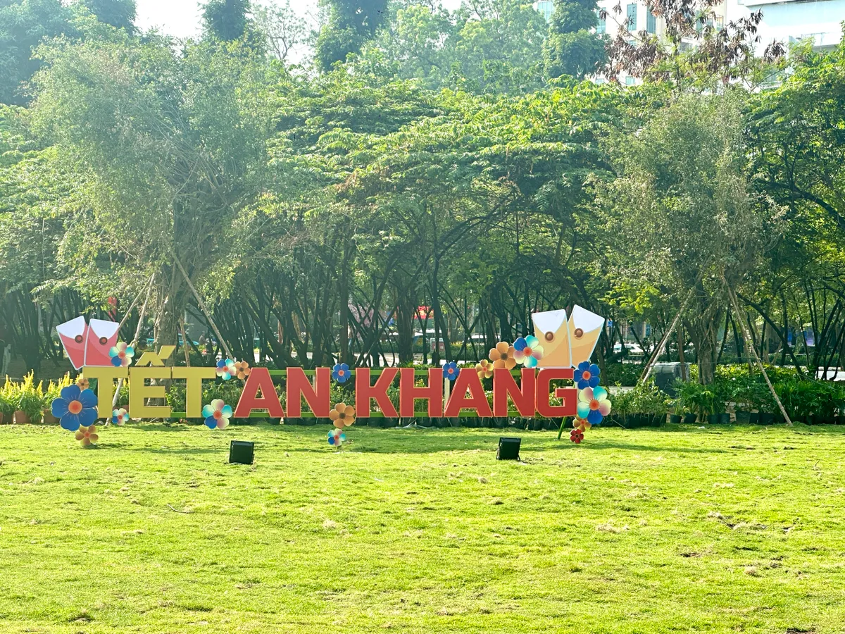 Khu “đất vàng” Nhà thi đấu Phan Đình Phùng lột xác đón Tết - Ảnh 8.