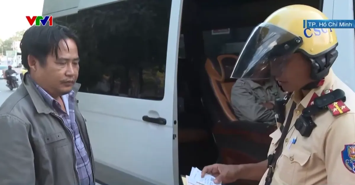 TP Hồ Chí Minh: Cảnh sát giao thông xử phạt, tước phù hiệu xe hợp đồng trá hình - Ảnh 1.