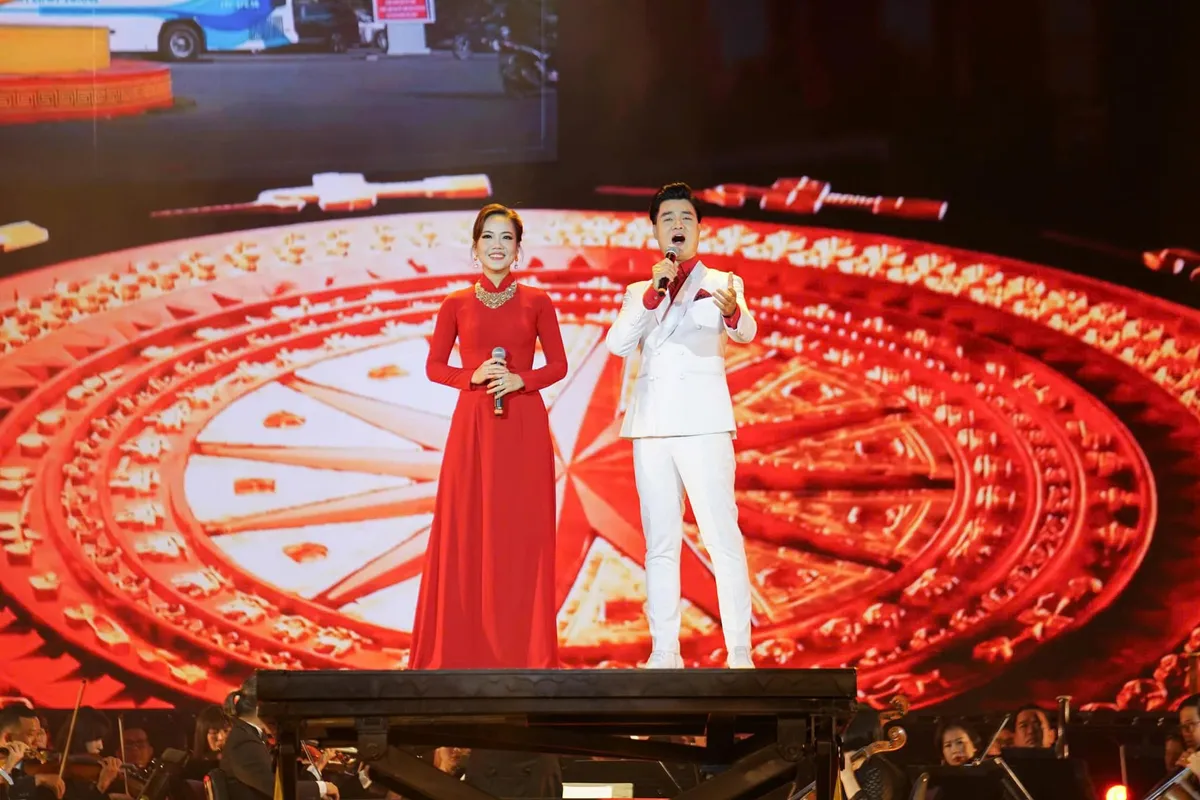 Những khoảnh khắc ấn tượng của chương trình nghệ thuật “Ánh sáng niềm tin và khát vọng” - Ảnh 13.