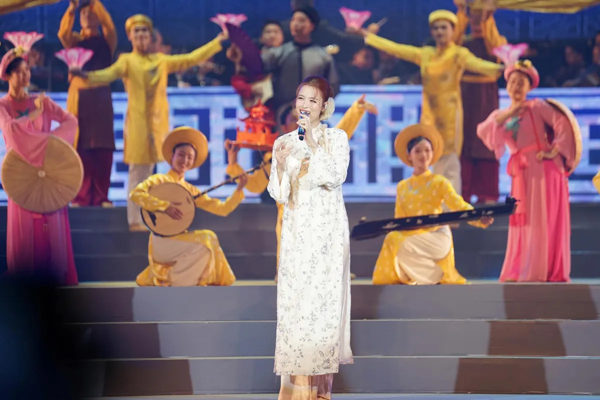 Những khoảnh khắc ấn tượng của chương trình nghệ thuật “Ánh sáng niềm tin và khát vọng” - Ảnh 12.