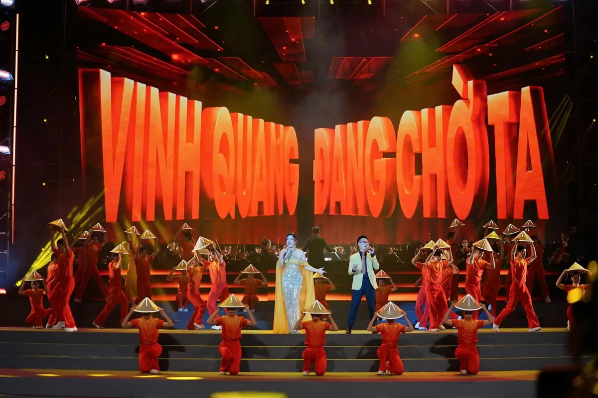 Những khoảnh khắc ấn tượng của chương trình nghệ thuật “Ánh sáng niềm tin và khát vọng” - Ảnh 16.