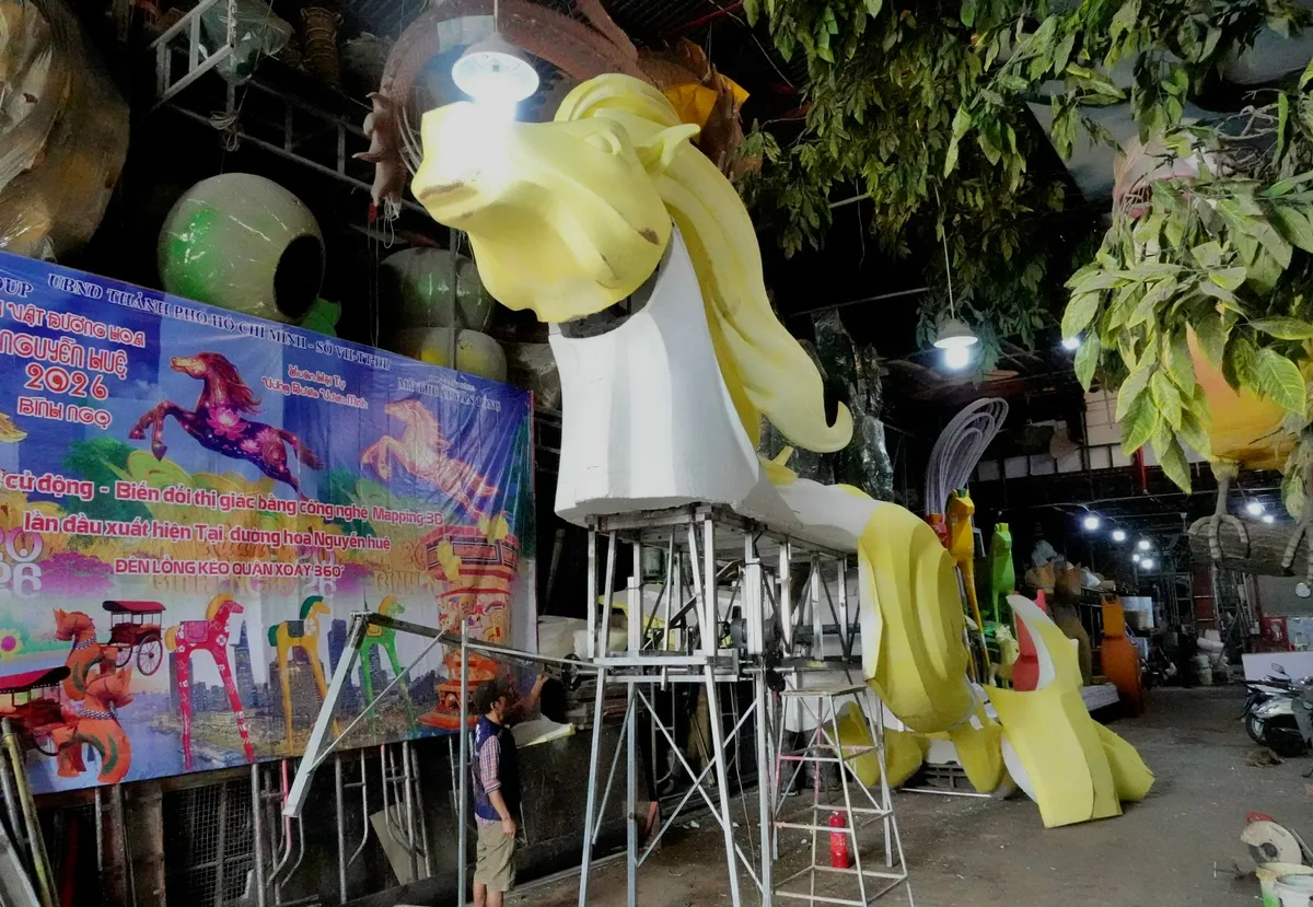 Thăm xưởng chế tác linh vật cho Đường hoa Nguyễn Huệ- Ảnh 1. Thăm xưởng chế tác linh vật cho Đường hoa Nguyễn Huệ- Ảnh 1.