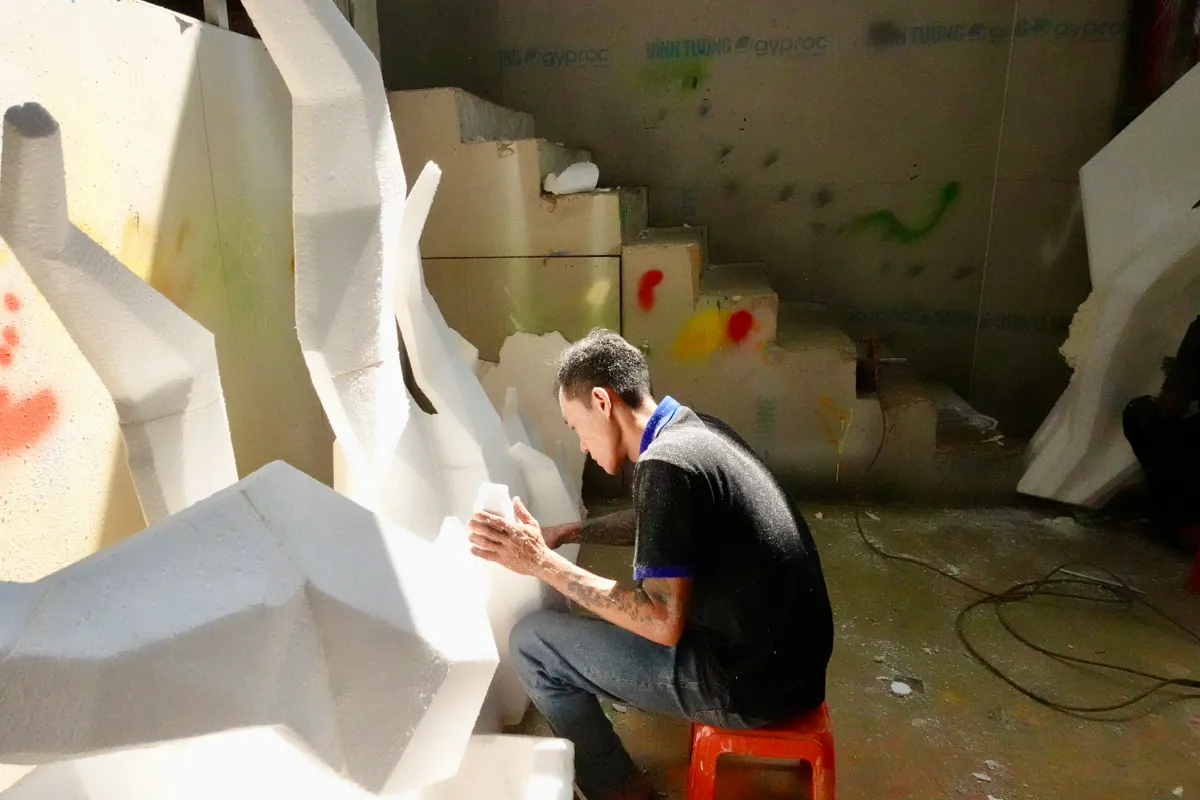 Thăm xưởng chế tác linh vật cho Đường hoa Nguyễn Huệ- Ảnh 10. Thăm xưởng chế tác linh vật cho Đường hoa Nguyễn Huệ- Ảnh 10.