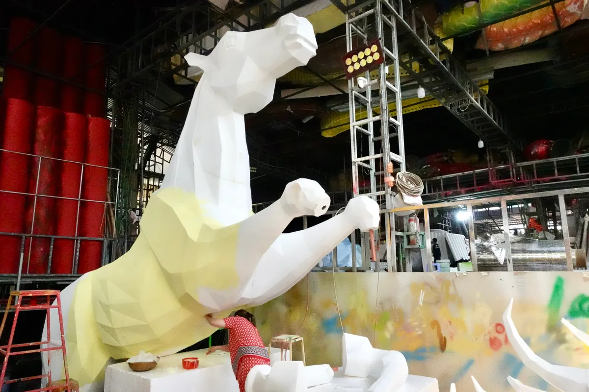 Thăm xưởng chế tác linh vật cho Đường hoa Nguyễn Huệ- Ảnh 9. Thăm xưởng chế tác linh vật cho Đường hoa Nguyễn Huệ- Ảnh 9.