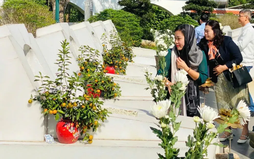 Du khách dâng hương, tưởng niệm, tri ân 10 nữ anh hùng liệt sĩ thanh niên xung phong ở Ngã ba Đồng Lộc.