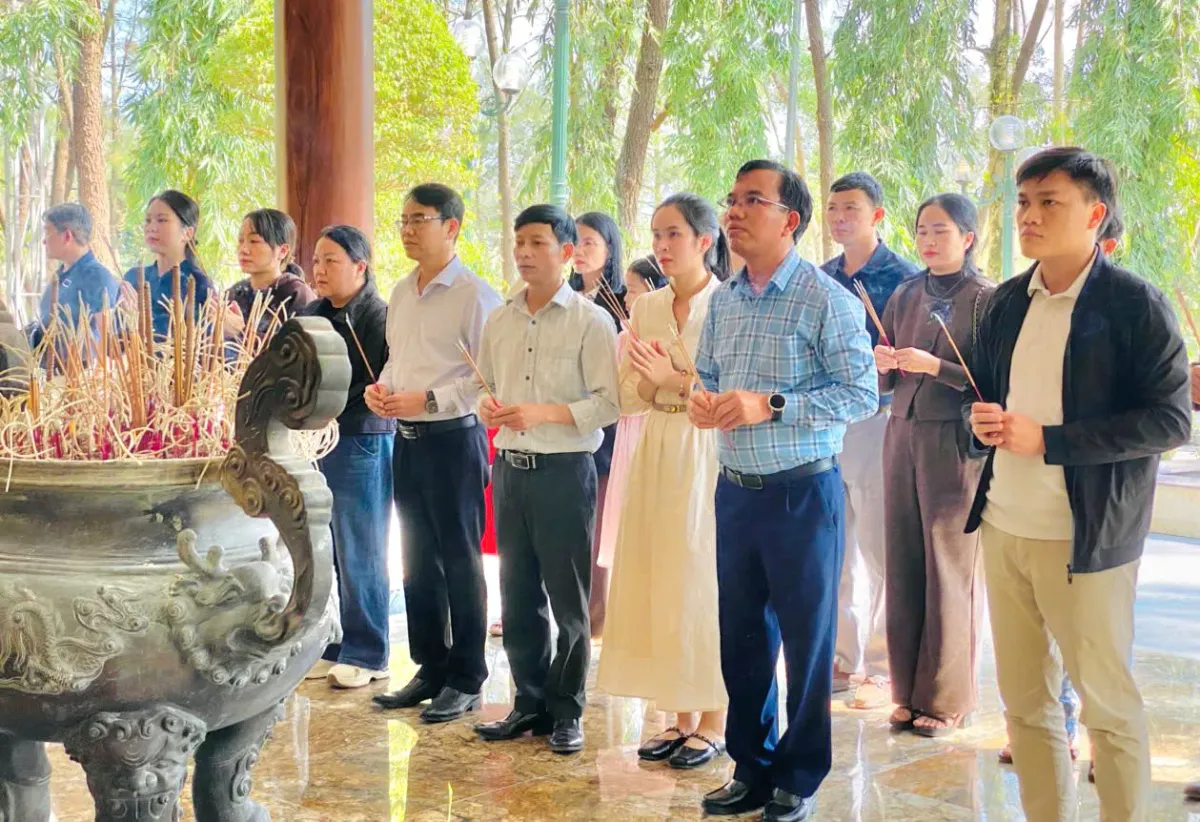 Ng&atilde; ba Đồng Lộc- Điểm hẹn linh thi&ecirc;ng trong h&agrave;nh tr&igrave;nh tri &acirc;n của du kh&aacute;ch - Ảnh 3.