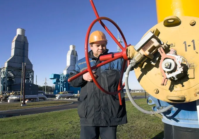 EU th&ocirc;ng qua lộ tr&igrave;nh chấm dứt nhập khẩu kh&iacute; đốt Nga v&agrave;o năm 2027- Ảnh 1.