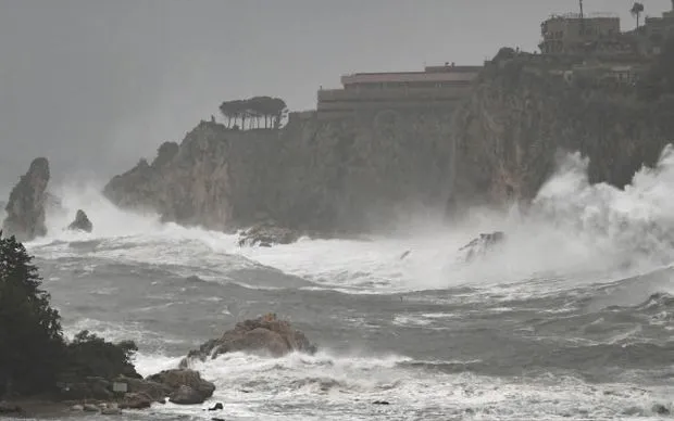 Bão Harry gây sóng lớn đánh vào bờ biển phía Đông đảo Sicily, Italy (Ảnh: EPA)