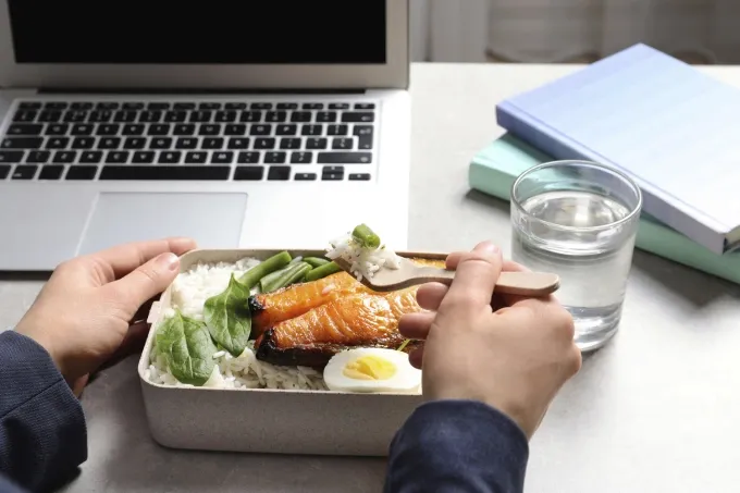 Lộ tr&igrave;nh gi&uacute;p d&acirc;n văn ph&ograve;ng giữ d&aacute;ng thon gọn d&ugrave; &aacute;p lực c&ocirc;ng việc cao- Ảnh 1.