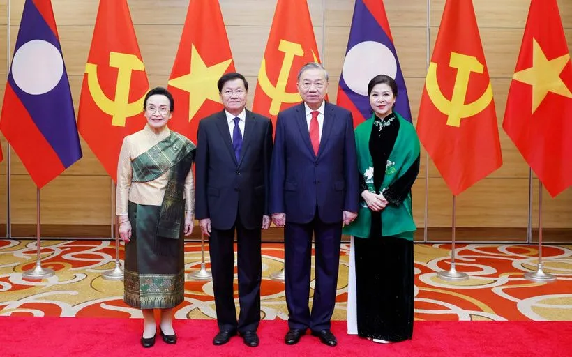 Tổng Bí thư Tô Lâm và Phu nhân với Tổng Bí thư, Chủ tịch nước Lào Thongloun Sisoulith và Phu nhân. (Ảnh: Thống Nhất/TTXVN)