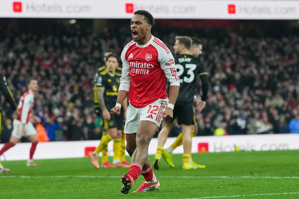 Thắng kịch tính Arsenal, Man Utd ngạo nghễ vào top 4 Ngoại hạng Anh
- Ảnh 2.