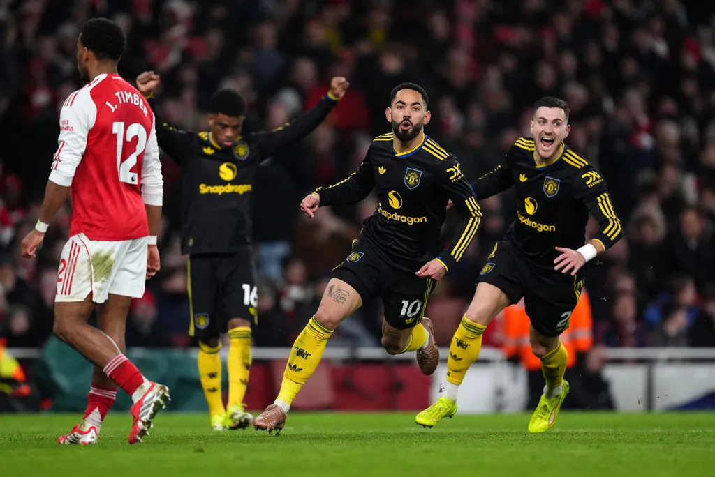 Thắng kịch tính Arsenal, Man Utd ngạo nghễ vào top 4 Ngoại hạng Anh
- Ảnh 1.