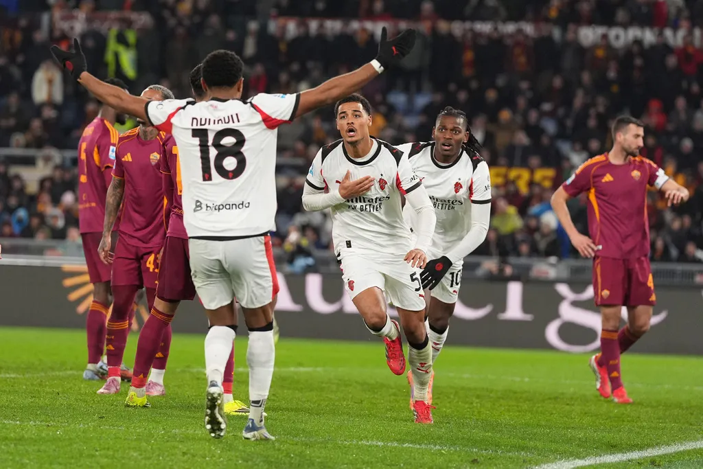 Hòa AS Roma, AC Milan tụt lại trong cuộc đua vô địch tại Serie A
- Ảnh 1.