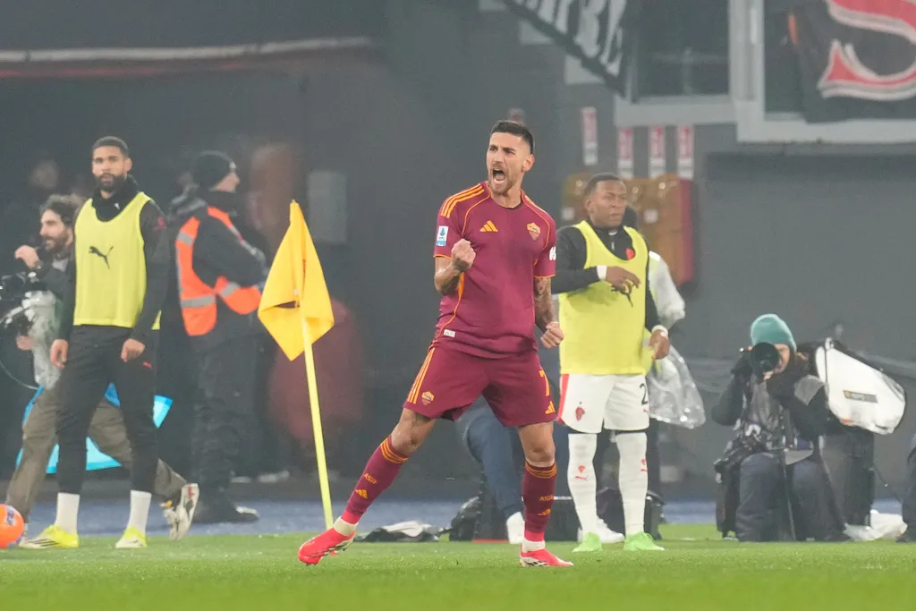 Hòa AS Roma, AC Milan tụt lại trong cuộc đua vô địch tại Serie A
- Ảnh 2.