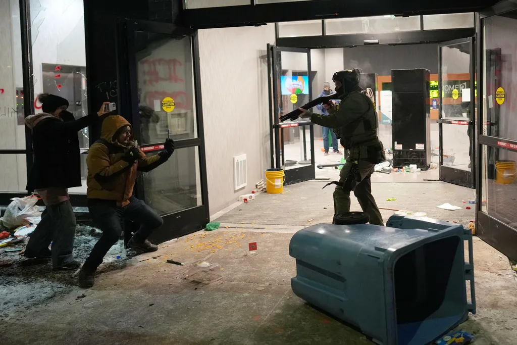 Hai cựu Tổng thống Mỹ k&ecirc;u gọi người d&acirc;n &ldquo;thức tỉnh" - Ảnh 2.