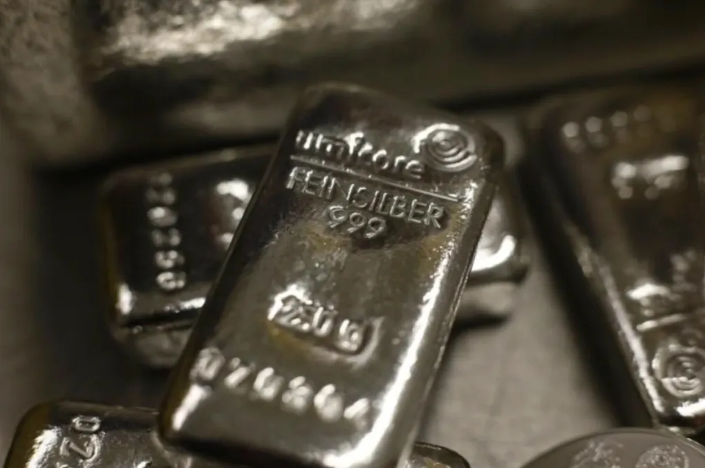 Gi&aacute; bạc vượt mốc 100 USD/ounce, vốn h&oacute;a hơn 5.800 tỷ USD, chuy&ecirc;n gia cảnh b&aacute;o rủi ro điều chỉnh- Ảnh 1.