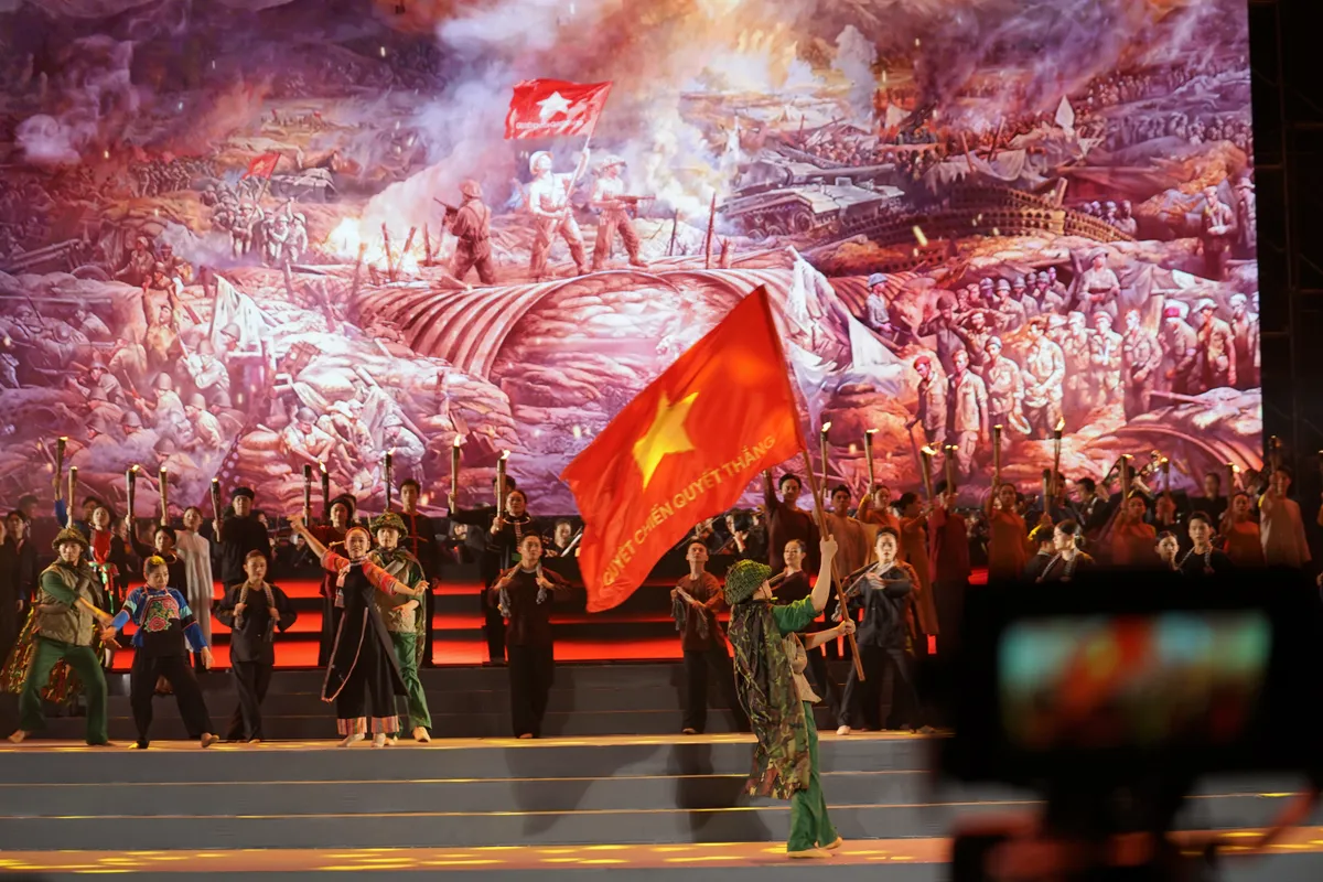 Những khoảnh khắc ấn tượng của chương trình nghệ thuật “Ánh sáng niềm tin và khát vọng” - Ảnh 6.