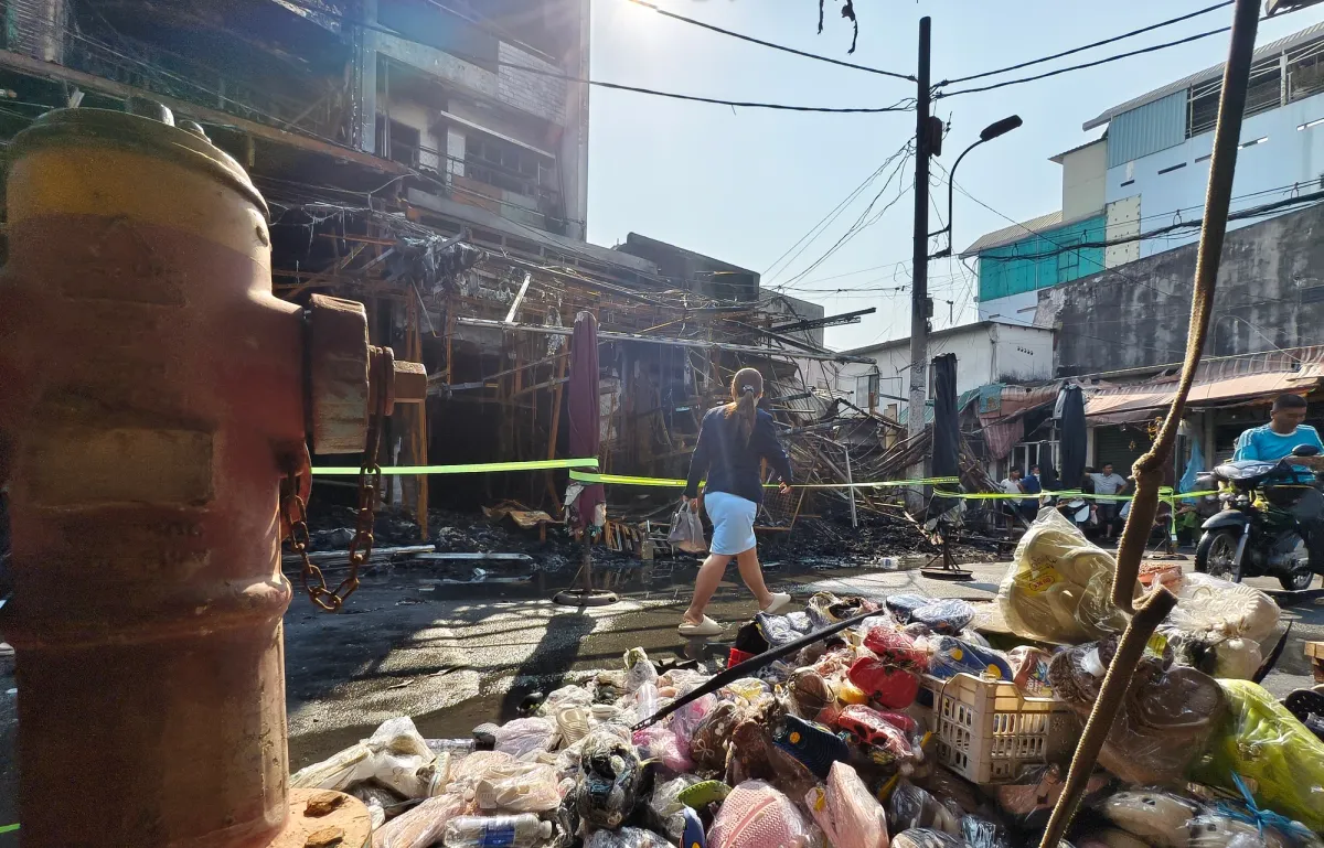 Cháy lớn ở TP Hồ Chí Minh, 4 căn nhà bị thiêu rụi - Ảnh 5.