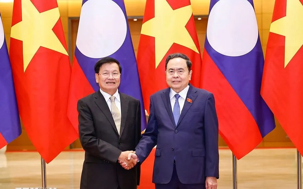 Chủ tịch Quốc hội Trần Thanh Mẫn hội kiến Tổng Bí thư, Chủ tịch nước Lào Thongloun Sisoulith. 