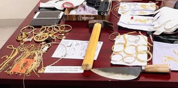 Hai nghi can d&ugrave;ng dao, b&uacute;a cướp tiệm v&agrave;ng ở Ninh B&igrave;nh bị bắt sau 40 giờ- Ảnh 1.