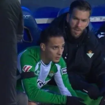 Antony nổi giận khi bị thay ra trong trận Betis thua Alaves- Ảnh 1.