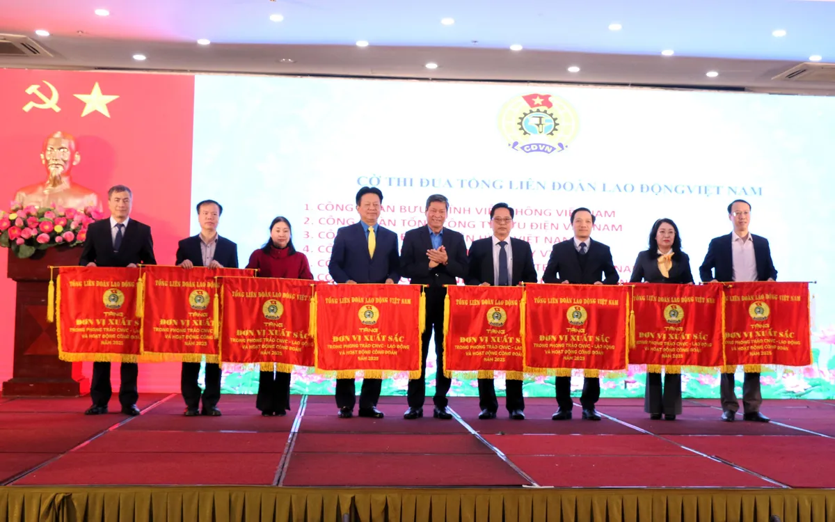 Tổng Liên đoàn Lao động Việt Nam trao Cờ thi đua toàn diện năm 2025 tặng 5 Công đoàn cơ sở và 3 Công đoàn cấp trên cơ sở