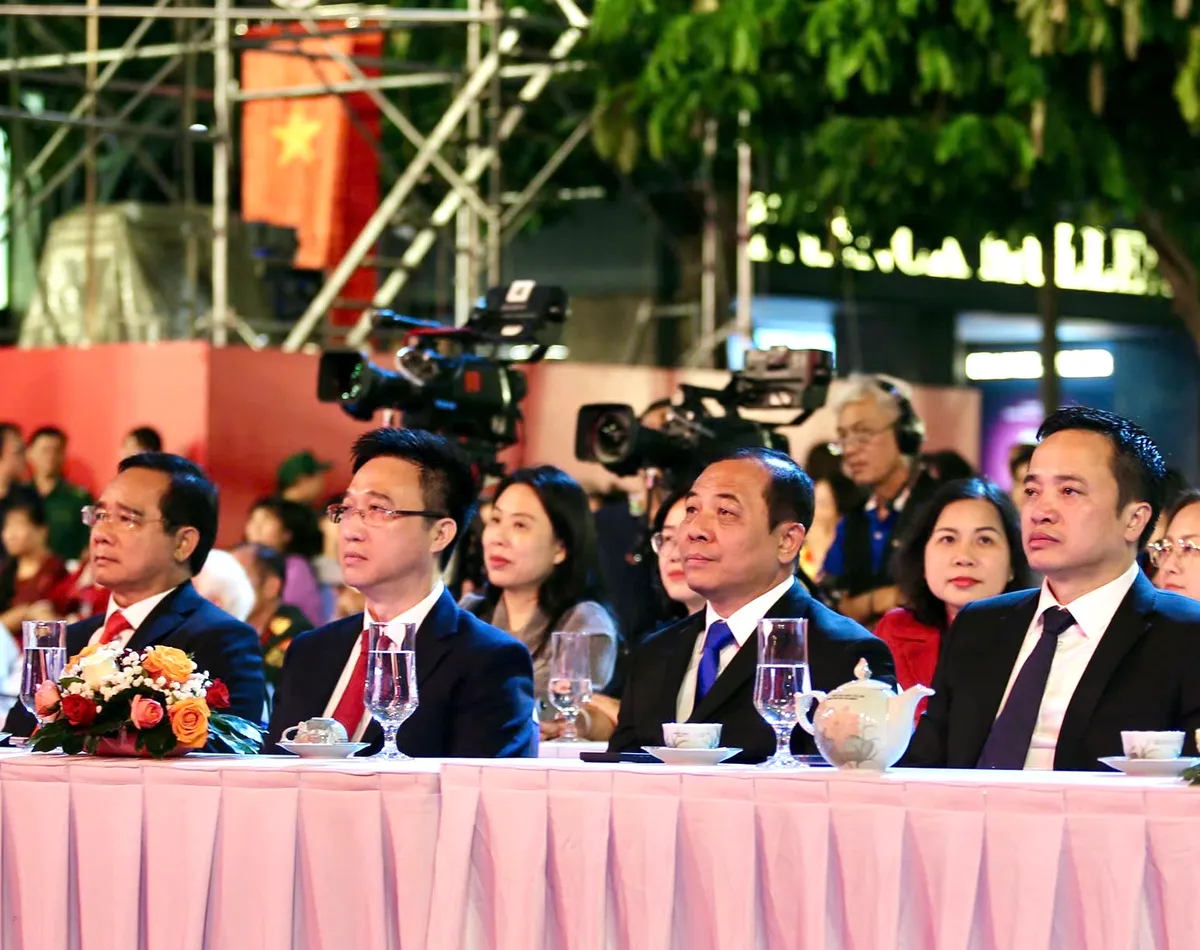 Những khoảnh khắc ấn tượng của chương trình nghệ thuật “Ánh sáng niềm tin và khát vọng” - Ảnh 1.