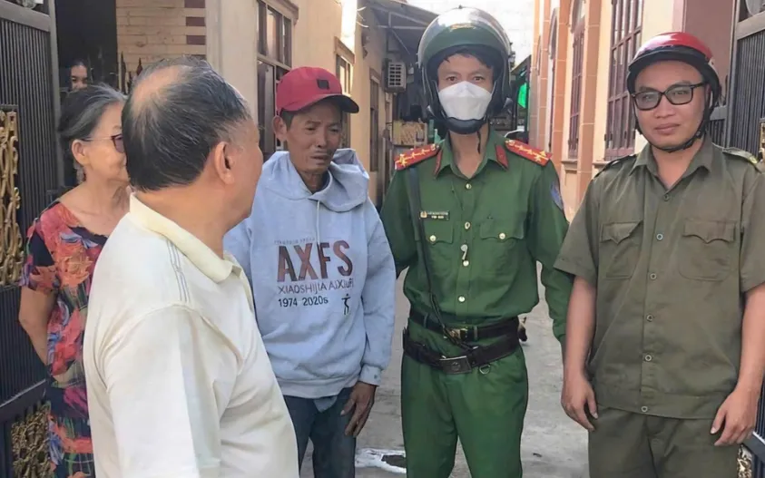 Sau gần 18 năm thất lạc, người đàn ông được công an phường giúp trở về với gia đình. Ảnh: CA