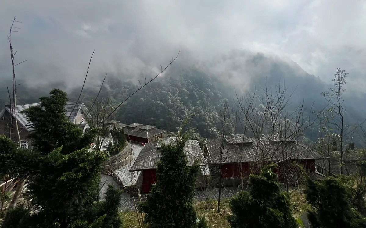 Ngỡ ng&agrave;ng vẻ đẹp "ch&acirc;u &Acirc;u thu nhỏ" ngay tại đỉnh đ&egrave;o &Ocirc; Quy Hồ - Ảnh 1.