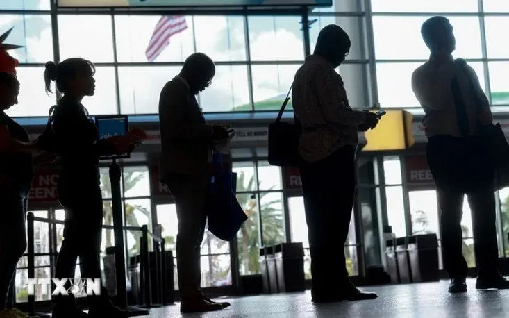Người lao động đăng ký tìm việc tại hội chợ việc làm ở Sunrise, bang Florida (Mỹ). (Ảnh: Getty Images/TTXVN)