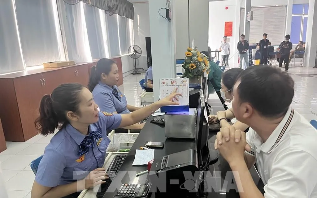 Hành khách mua vé tàu Tết tại quầy bán vé ga Sài Gòn. Ảnh: Tiến Lực.
