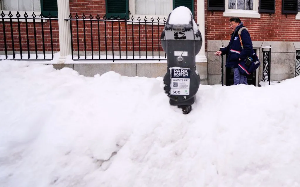 Nhân viên bưu điện Mỹ đi phát thư trên đồi Beacon sau trận bão tuyết tại Boston(Mỹ), ngày 26/1/2026 (Ảnh: AP)