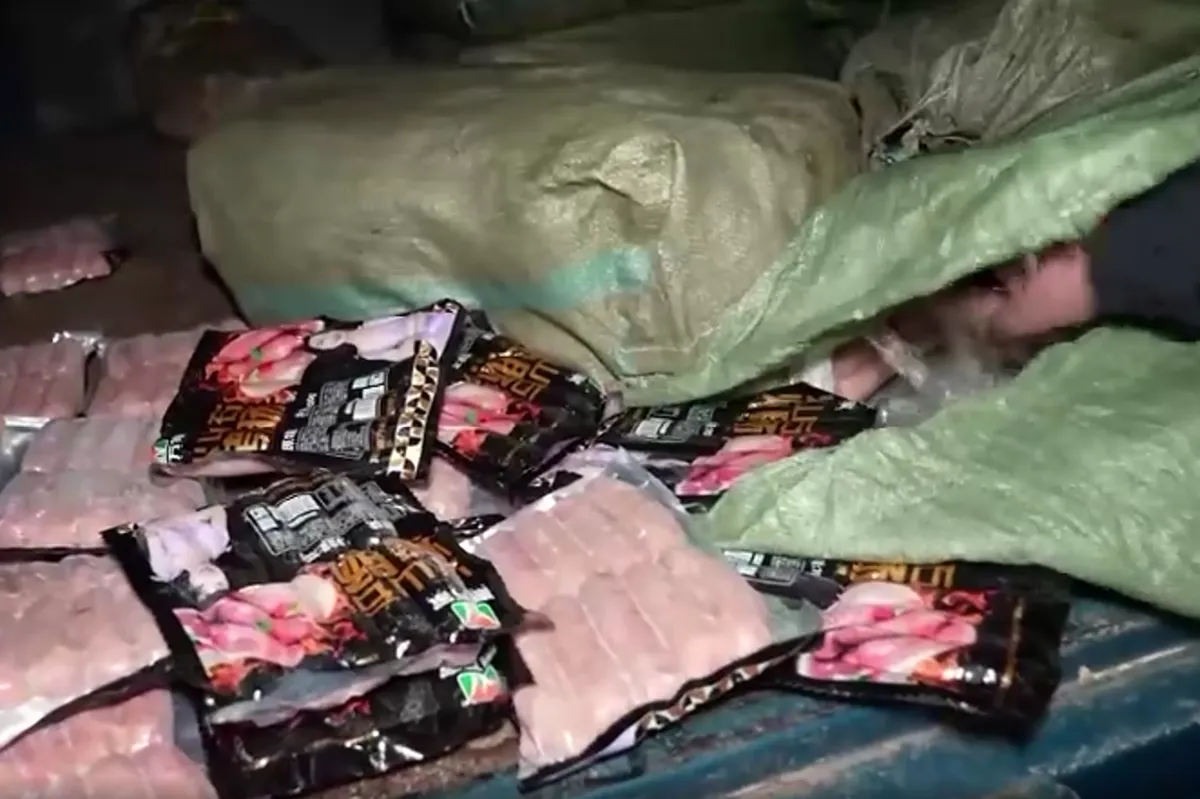 Lợi nhuận "khủng" ph&iacute;a sau đường d&acirc;y lạp xưởng nướng đ&aacute; nhập lậu b&aacute;n vỉa h&egrave;- Ảnh 7.