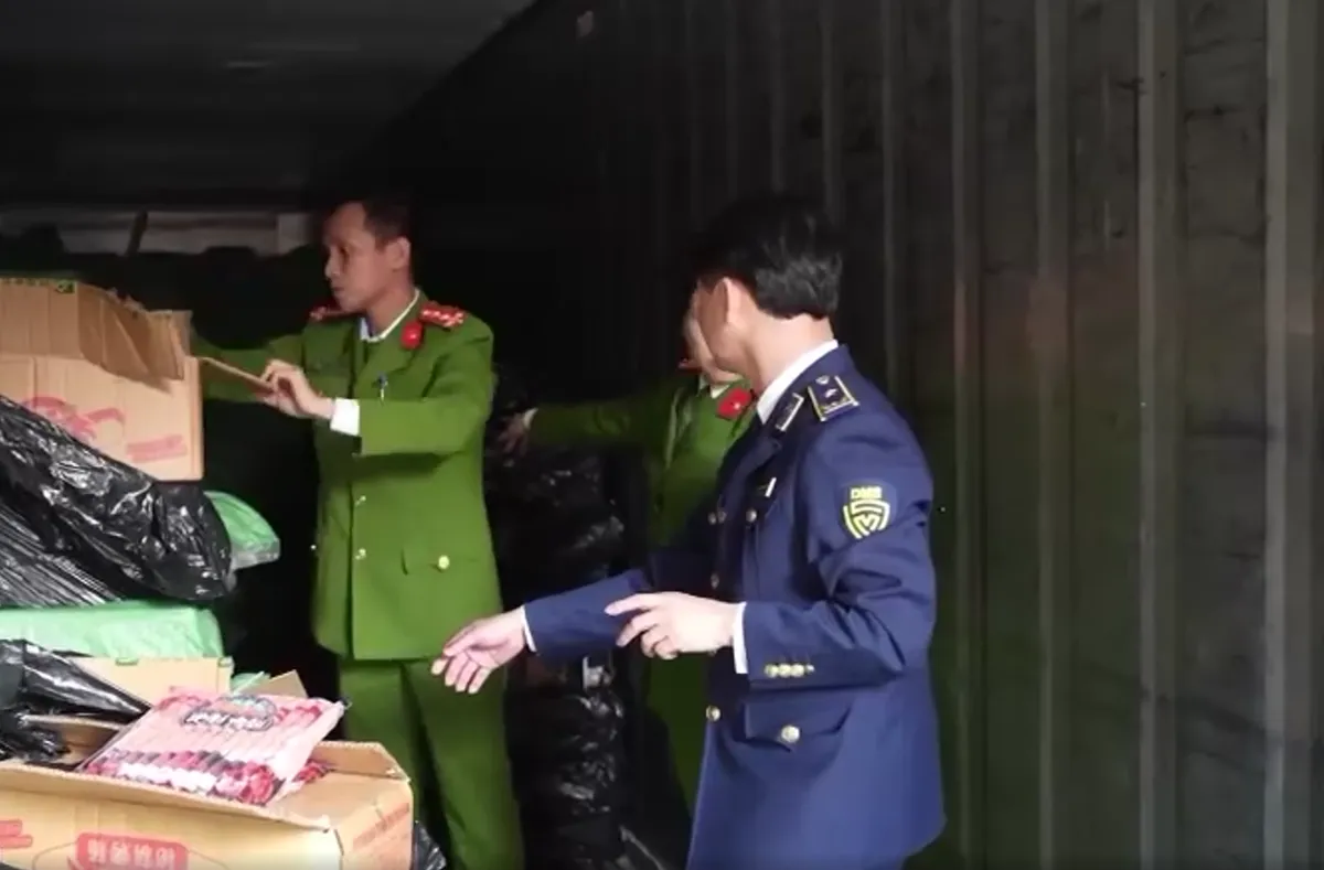 Lợi nhuận "khủng" ph&iacute;a sau đường d&acirc;y lạp xưởng nướng đ&aacute; nhập lậu b&aacute;n vỉa h&egrave;- Ảnh 13.