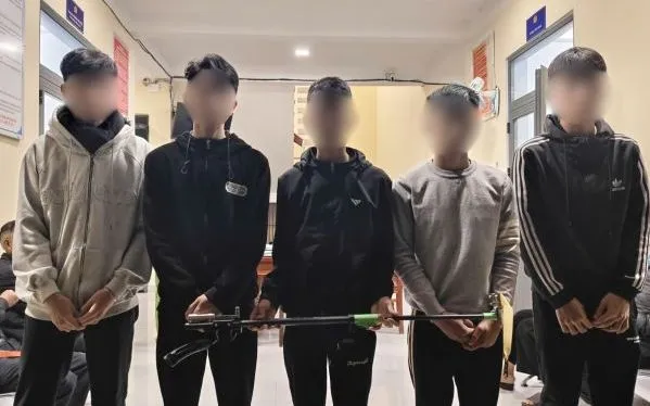 Các đối tượng liên quan được Công an xã Sơn Hạ mời về trụ sở làm việc, phục vụ công tác xác minh, xử lý