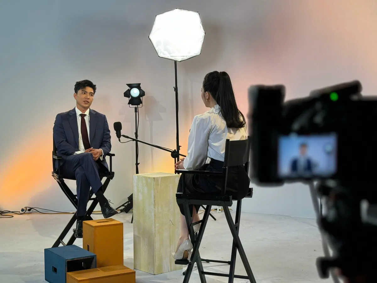 Sao Check ghi h&igrave;nh với nam ch&iacute;nh phim "Kh&ocirc;ng giới hạn" Steven Nguyễn - Ảnh 4.