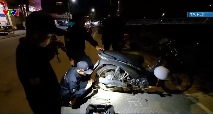 Từ phố Huế đến rốn lũ miền Trung: Dấu ch&acirc;n nh&acirc;n &aacute;i của &ldquo;Đội 0 đồng SOS 75&rdquo; - Ảnh 1.