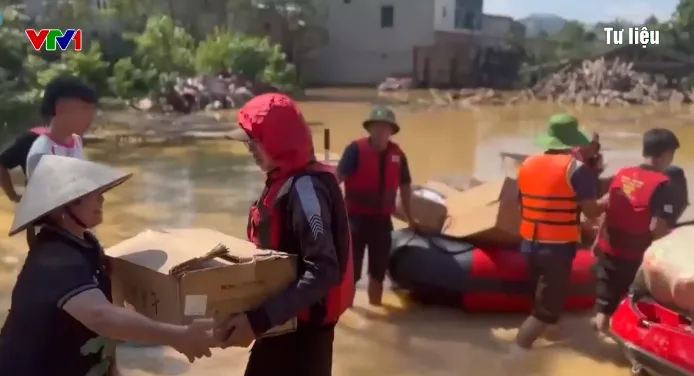 Từ phố Huế đến rốn lũ miền Trung: Dấu ch&acirc;n nh&acirc;n &aacute;i của &ldquo;Đội 0 đồng SOS 75&rdquo; - Ảnh 3.