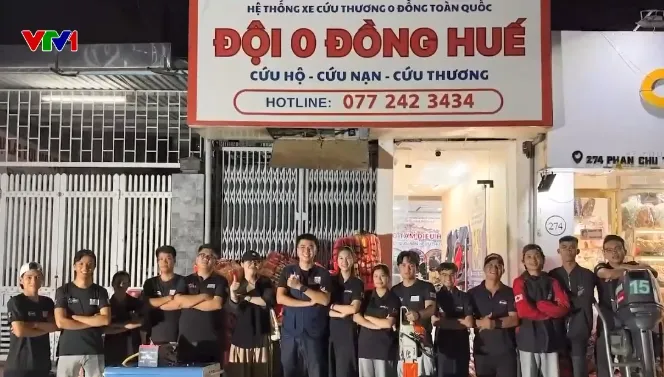 Từ phố Huế đến rốn lũ miền Trung: Dấu ch&acirc;n nh&acirc;n &aacute;i của &ldquo;Đội 0 đồng SOS 75&rdquo; - Ảnh 2.