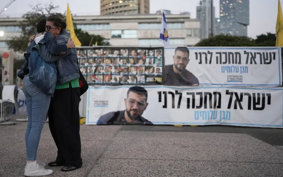 Người dân ôm nhau tại Quảng trường Con tin ở Tel Aviv sau khi Israel xác nhận danh tính thi thể con tin Ran Gvili, ngày 26/1/2026 (Ảnh: AP)
