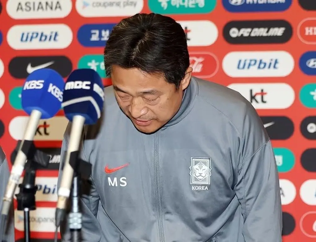 HLV Lee Min Sung c&uacute;i đầu xin lỗi sau khi U23 H&agrave;n Quốc thua U23 Việt Nam- Ảnh 1.