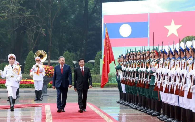 Tổng Bí thư Tô Lâm và Tổng Bí thư, Chủ tịch nước Lào Thongloun Sisoulith duyệt Đội danh dự Quân đội nhân dân Việt Nam. (Ảnh: TTXVN)